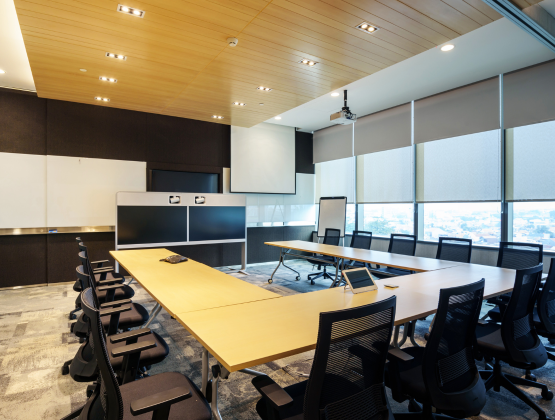 Kesesuaian yang Harmonis: Memahami Keselarasan Meja dan Ruangan dalam Desain Interior